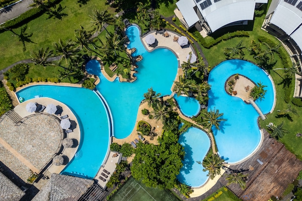 5 piscinas al aire libre, sombrillas, sillones reclinables de piscina
