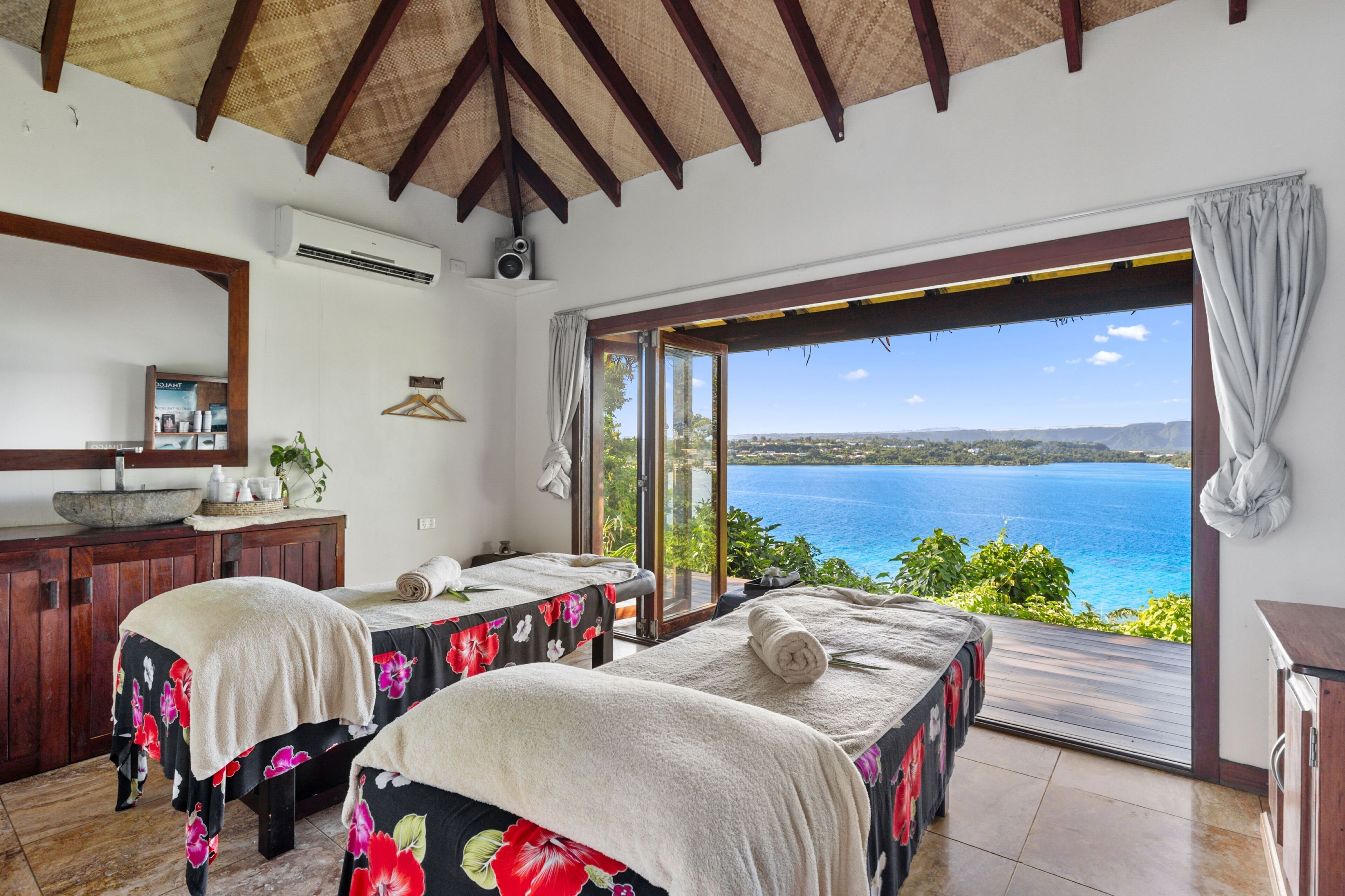 Couples treatment rooms, body treatments, aromatherapy