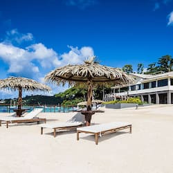 Spiaggia privata, sabbia bianca, lettini da mare, ombrelloni