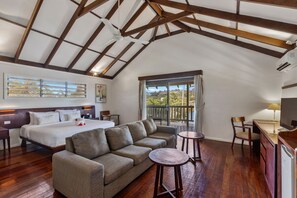 Familie bungalow (Deluxe) | Luxe beddengoed, een kluis op de kamer, een bureau