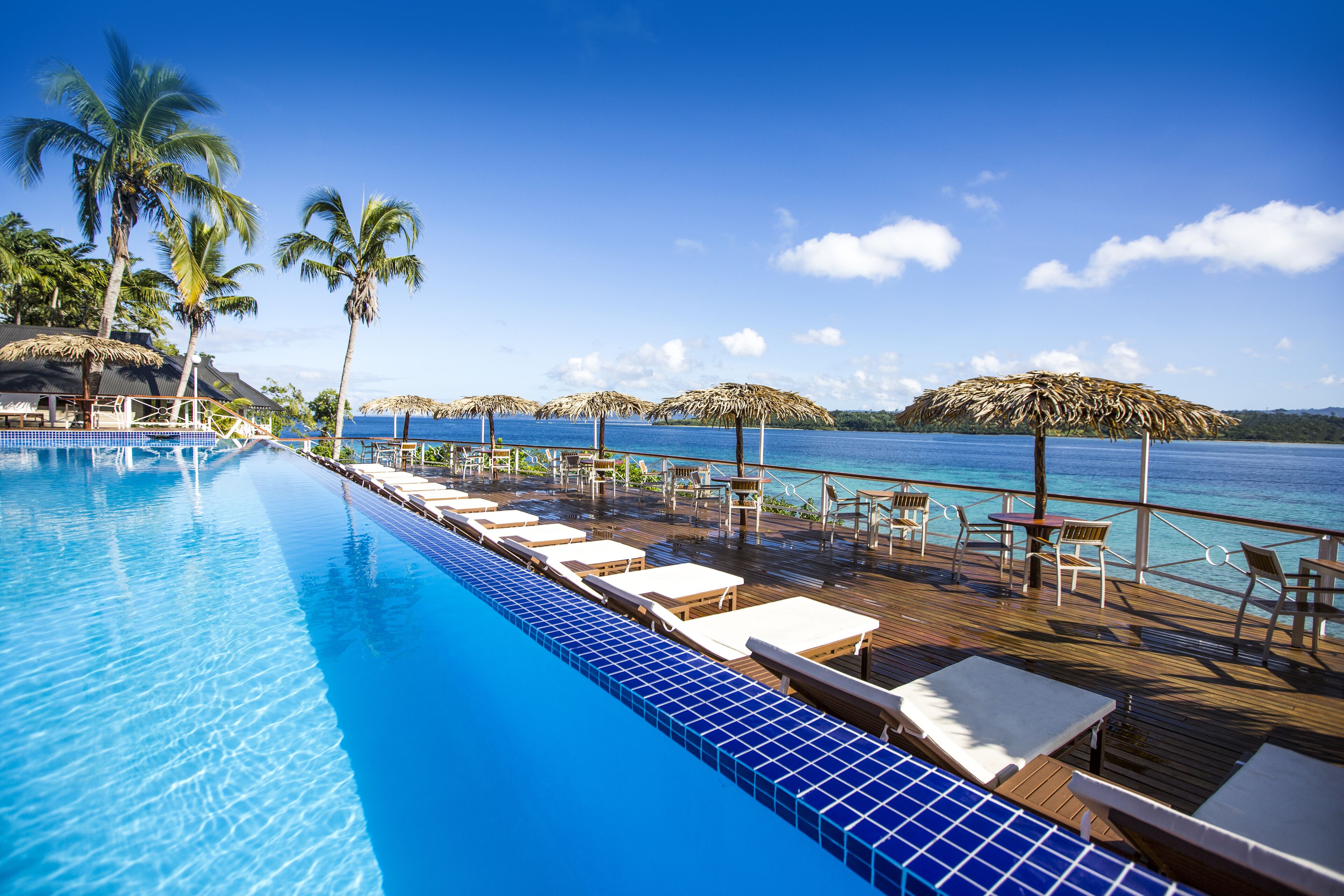 5 piscinas al aire libre, sombrillas, sillones reclinables de piscina