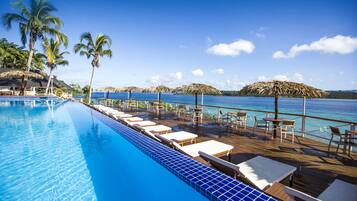 5 piscinas al aire libre, sombrillas, sillones reclinables de piscina