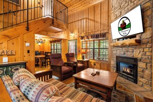 Huisje, 2 slaapkamers, bubbelbad | Woonruimte | Een 42-inch lcd-televisie met kabelzenders en een open haard