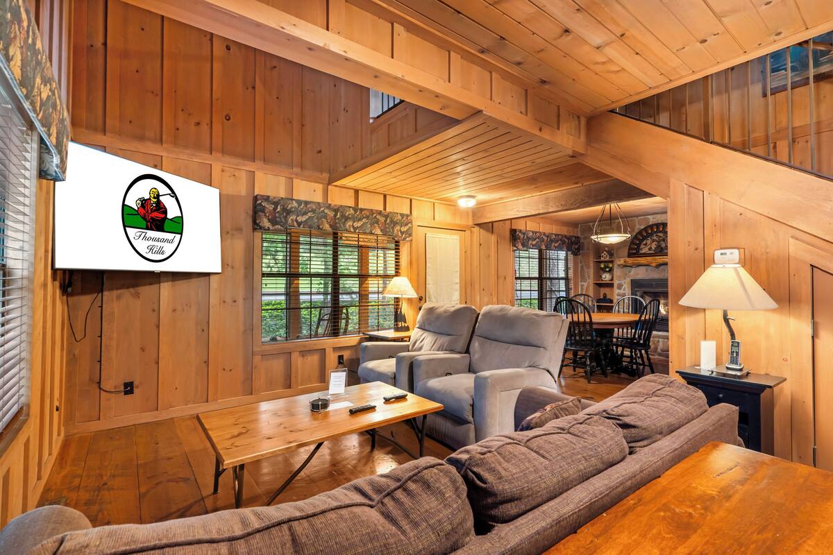 小屋, 3 間臥室, 2 間浴室 | 客廳 | 42 吋LCD 電視連有線電視頻道、壁爐
