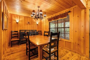 Cabin, 2 Bedrooms, Jetted Tub | Dining room