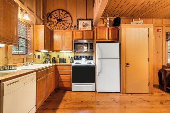 Cabin, 3 Bedrooms, 2 Bathrooms | Private kitchen