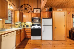 Cabin, 3 Bedrooms, 2 Bathrooms | Private kitchen | Full-size fridge, microwave, oven, stovetop