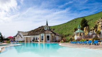 Una piscina al aire libre, sombrillas