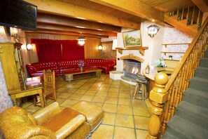 Pick & Shovel | Staircase - Madonna Inn (San Luis Obispo)