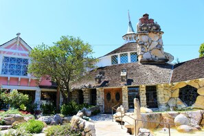 Premium bedding, pillowtop beds, in-room safe, individually decorated - Madonna Inn (San Luis Obispo)