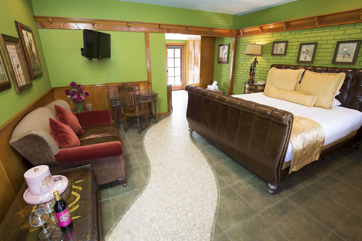 Golfer's Room | Premium bedding, pillow-top beds, in-room safe, individually decorated