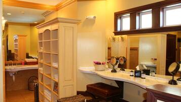 Couples treatment rooms, body treatments, aromatherapy