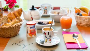 Dagelijks ontbijtbuffet (EUR 13.9 per persoon)