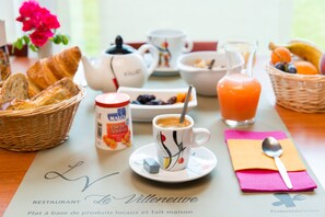 Desayuno buffet (EUR 13.9 por persona) 