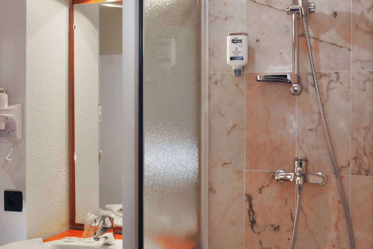 family room, 2 bedrooms | bathroom | shower, eco-friendly toiletries, hair dryer, towels