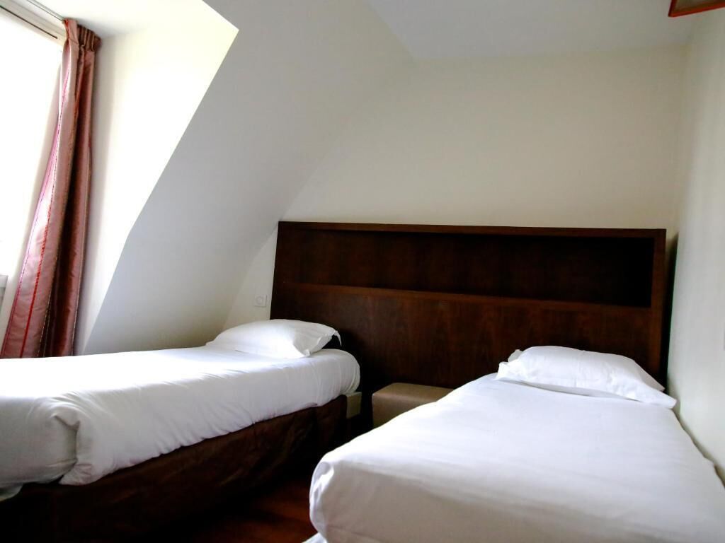 Hypo-allergenic bedding, in-room safe, desk, soundproofing