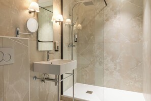 Superior Double Room, Balcony | Bathroom | Free toiletries, hair dryer, towels - Avalon Hotel Paris Gare du Nord (Paris)