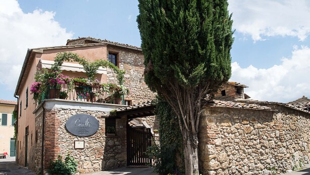 A stone building with a sign that reads "Casa del Mutilato". - Albergo Casalta (Monteriggioni)