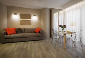 Suite, 2 Bathrooms (no smoking) | Living room | Flat-screen TV - Hotel Villa Maria Regina (Rome)