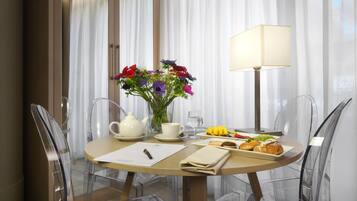 Suite, 2 bagni (no smoking) | Pasti in camera