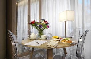 Suite, 2 Bathrooms (no smoking) | In-room dining - Hotel Villa Maria Regina (Rome)