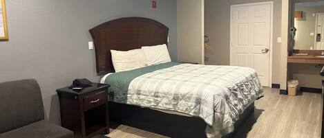 King Bed Accessible Non-Smoking | Desk, iron/ironing board, free WiFi, bed sheets
