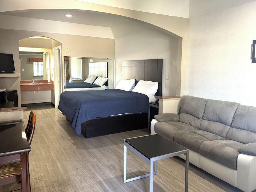 King Bed Non-Smoking | Escritorio, tabla de planchar con plancha, wifi gratis y ropa de cama