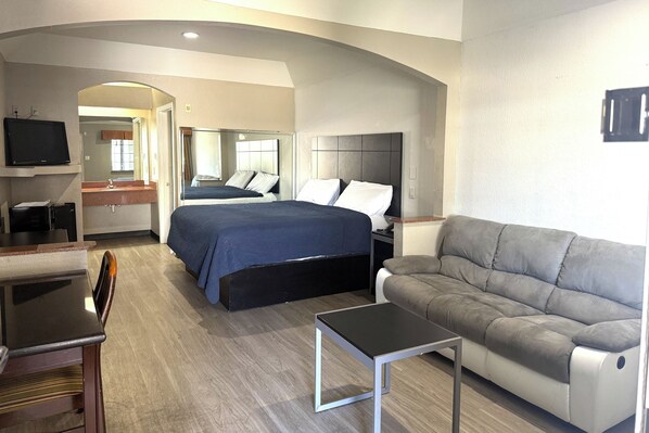 King Bed Non-Smoking | Escritorio, tabla de planchar con plancha, wifi gratis y ropa de cama 