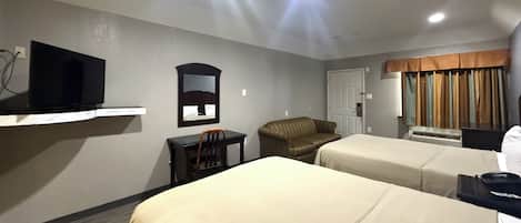 2 Queen Beds Non-Smoking | Escrivaninha, ferros/tábuas de passar roupa, Wi-Fi de cortesia