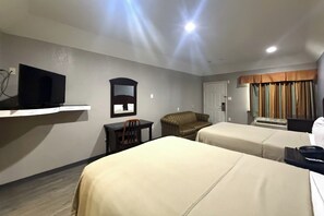 Escritorio, tabla de planchar con plancha, wifi gratis y ropa de cama 