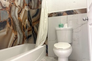 King Bed Non-Smoking | Bilik Mandi | Kelengkapan dandanan diri percuma, pengering rambut, tuala disediakan 