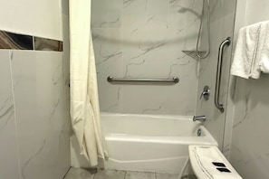 King Bed Accessible Non-Smoking | Bathroom | Free toiletries, hair dryer, towels