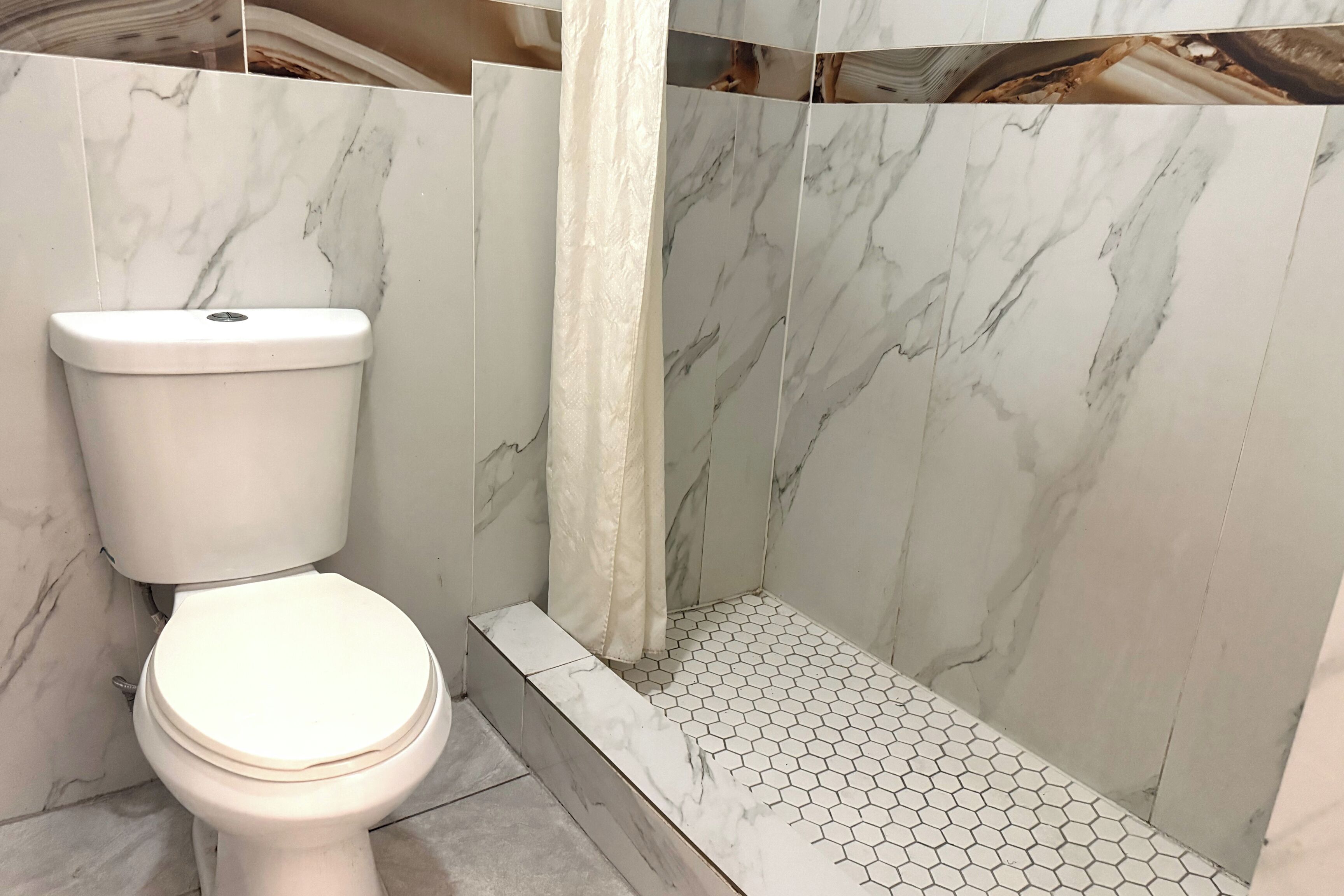 2 Queen Beds Non-Smoking | Kylpyhuone | Ilmaiset hygieniatuotteet, hiustenkuivaaja, pyyhkeet
