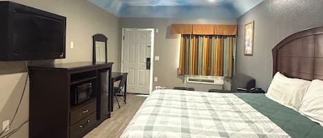 King Bed Accessible Non-Smoking | 办公桌、熨斗/熨板、免费 WiFi、床单