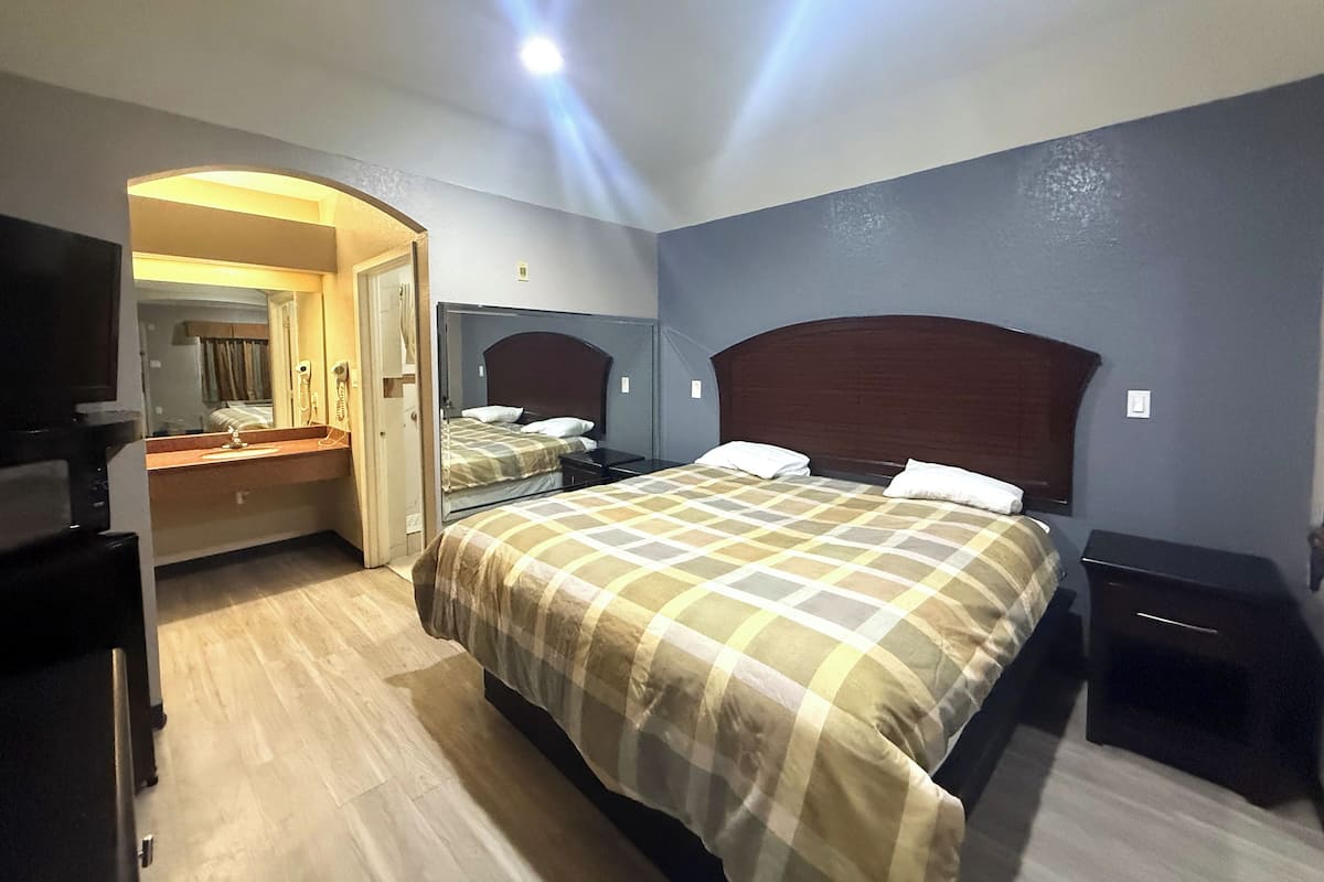 King Bed Smoking | Escritorio, tabla de planchar con plancha, wifi gratis y ropa de cama