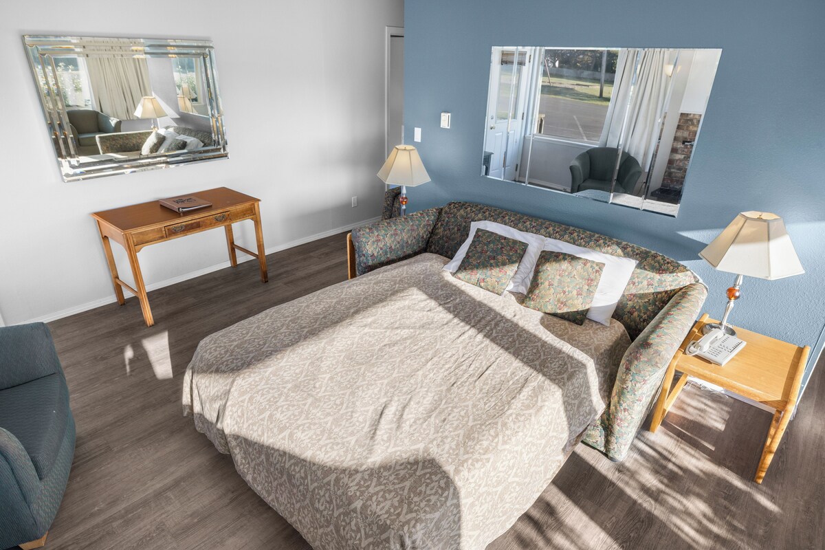 Family Suite, 2 Bedrooms, Ground Floor | Iron/ironing board, WiFi (free), individually decorated