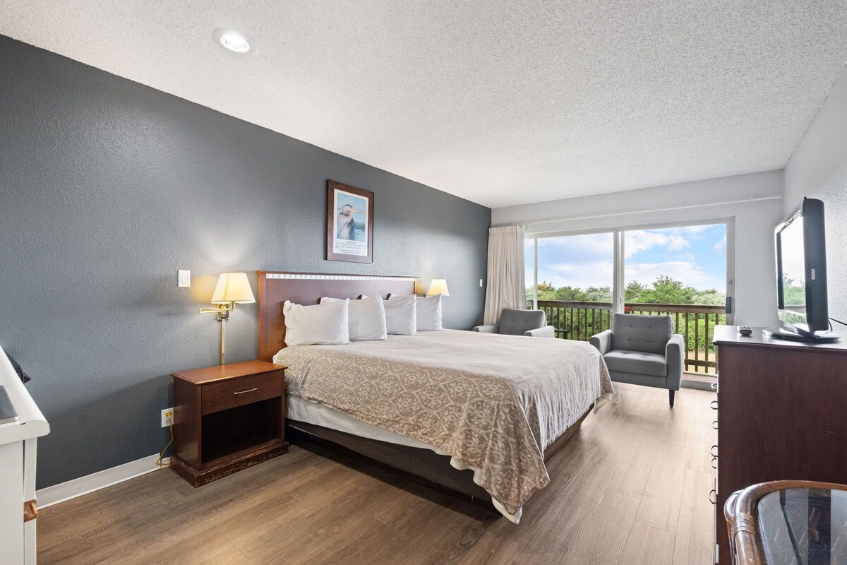 Studio Suite, Ocean View | Iron/ironing board, WiFi (free), individually decorated