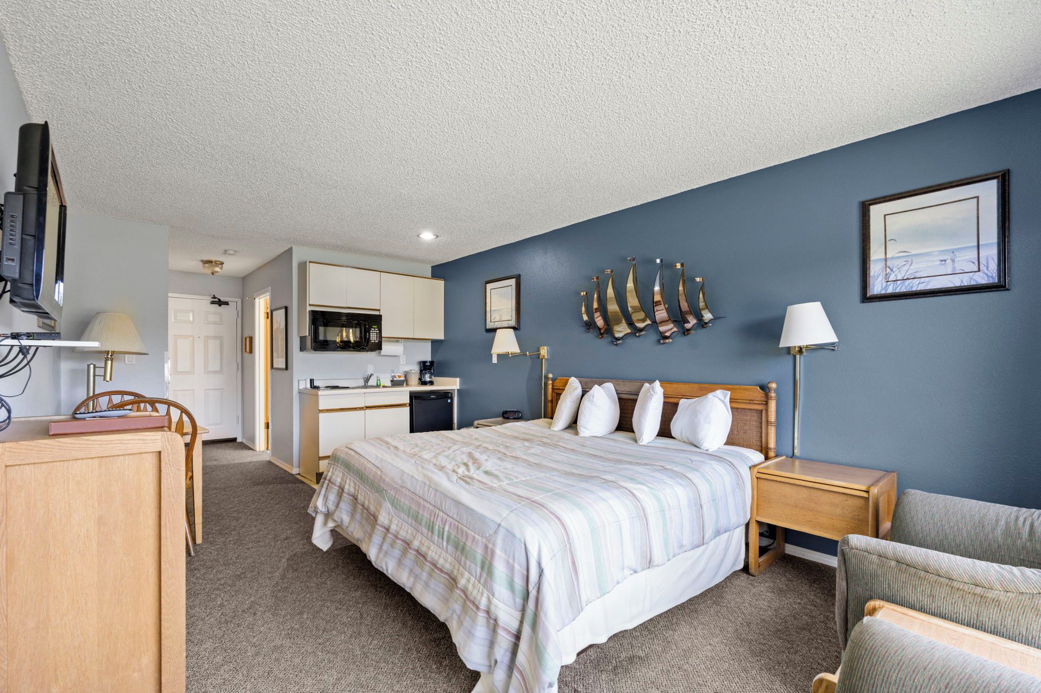 Classic Studio Suite, 1 King Bed | Iron/ironing board, WiFi (free), individually decorated