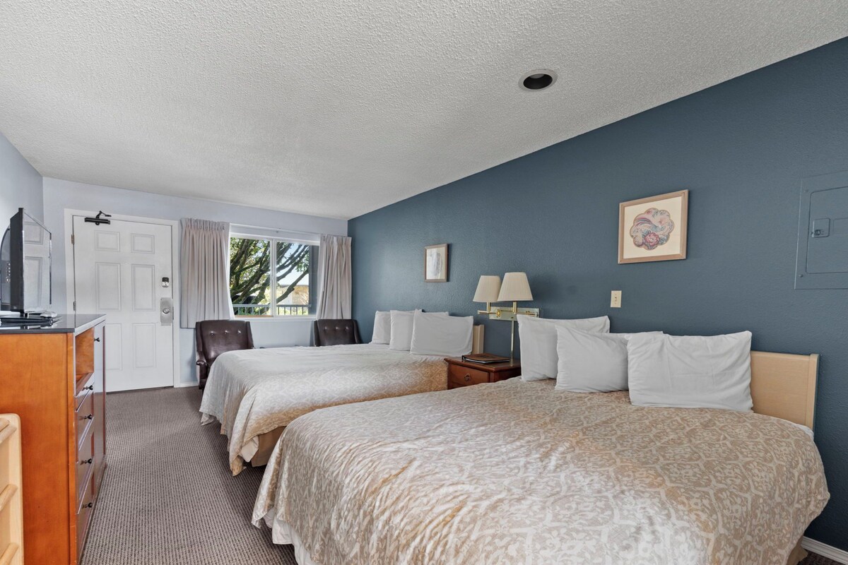 Classic Studio, Park View | Living area | 35-inch TV with cable channels
