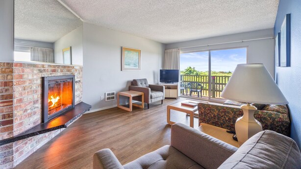 Comfort Suite, 1 Bedroom, Ocean View | Living area