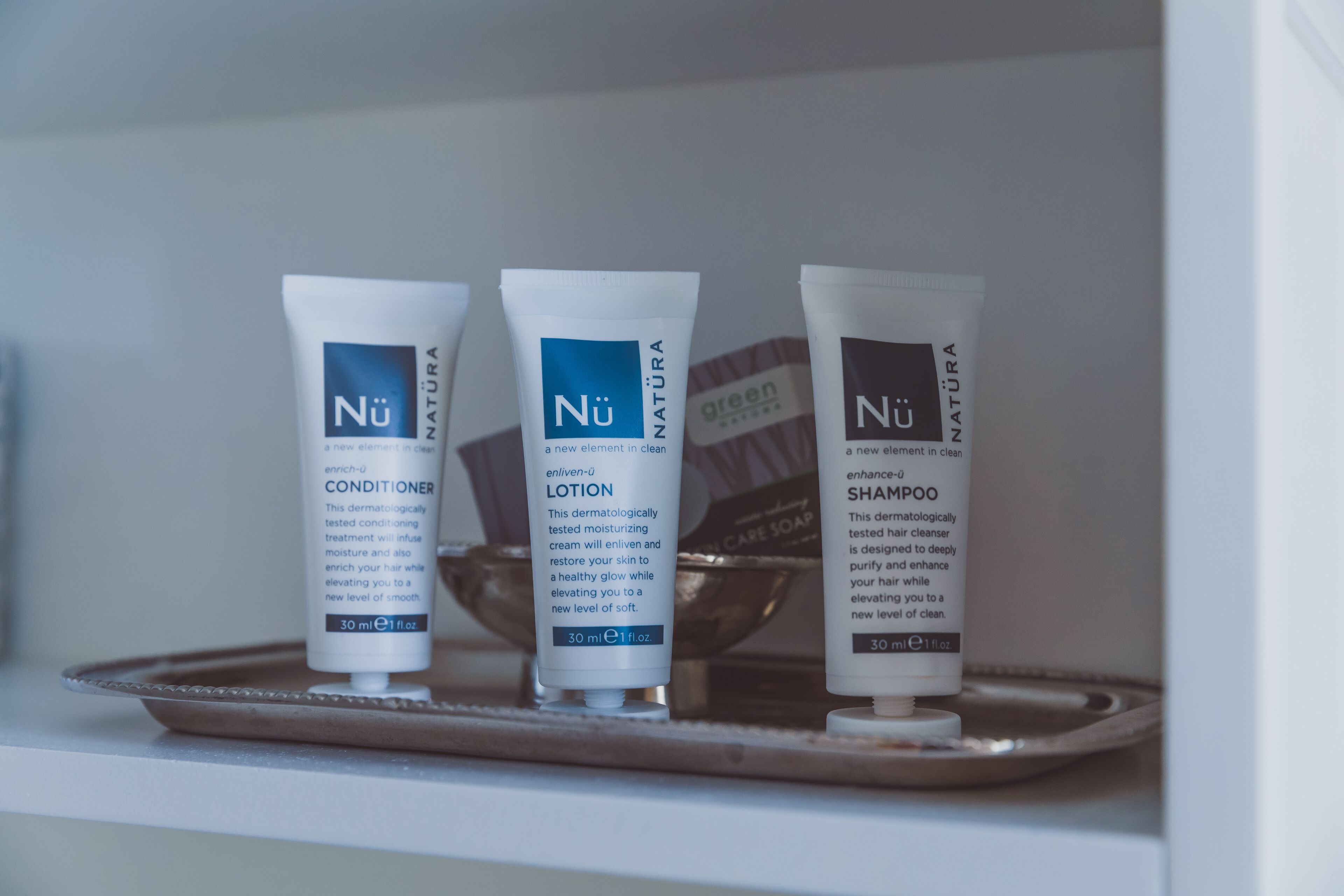 combined shower/bathtub, free toiletries, hair dryer, towels