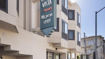 Un edificio con un cartel que anuncia Buena Vista Motor Inn.