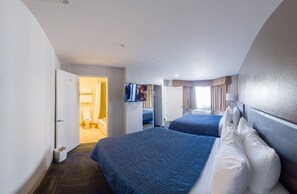 Suite | Premium bedding, desk, laptop workspace, iron/ironing board - Buena Vista Motor Inn (San Francisco)