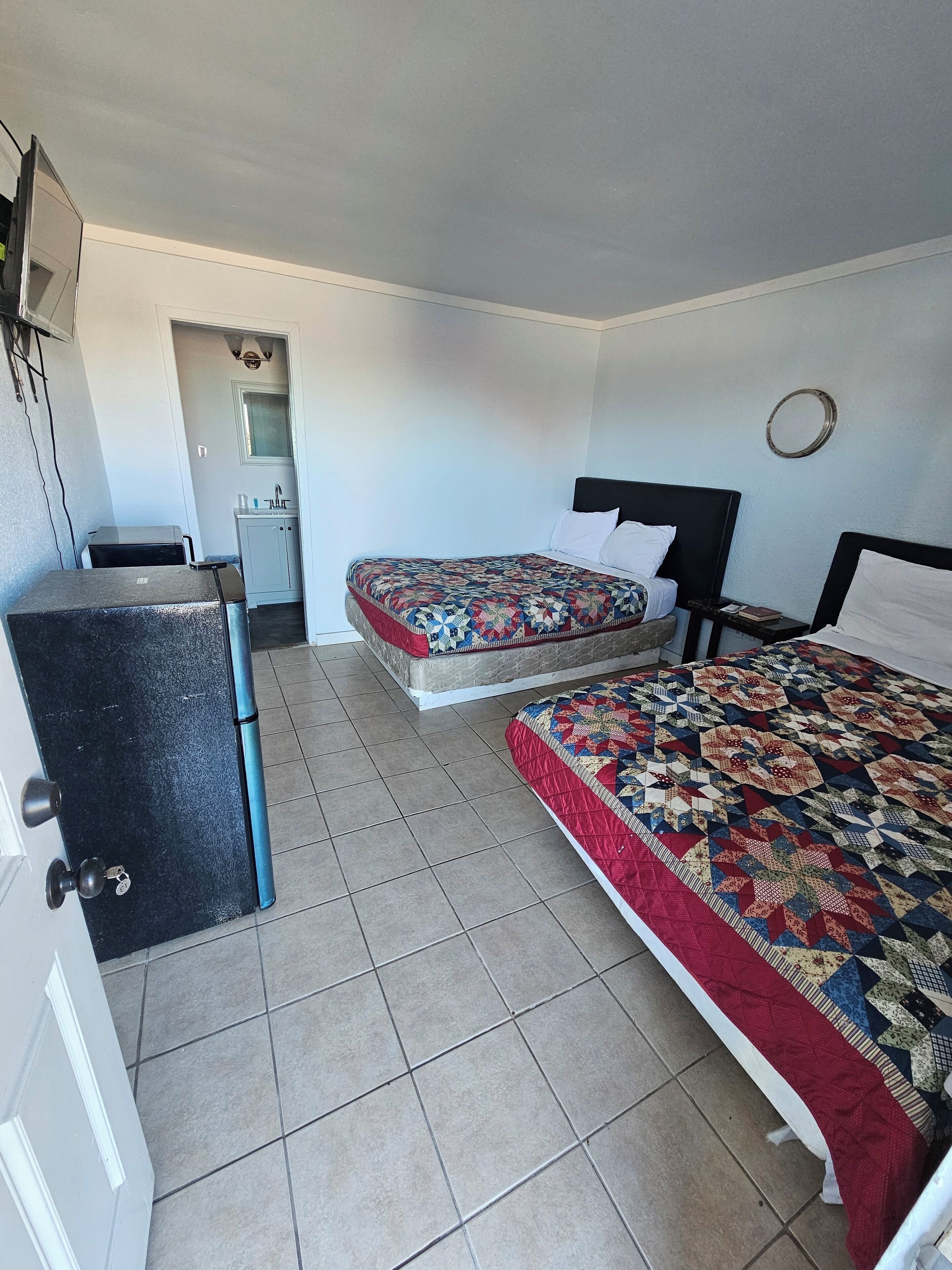 Basic Double Room, 2 Double Beds | Free WiFi, bed sheets