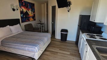 家庭房, 1 张双人床, 简易厨房 | 免费 WiFi、床单