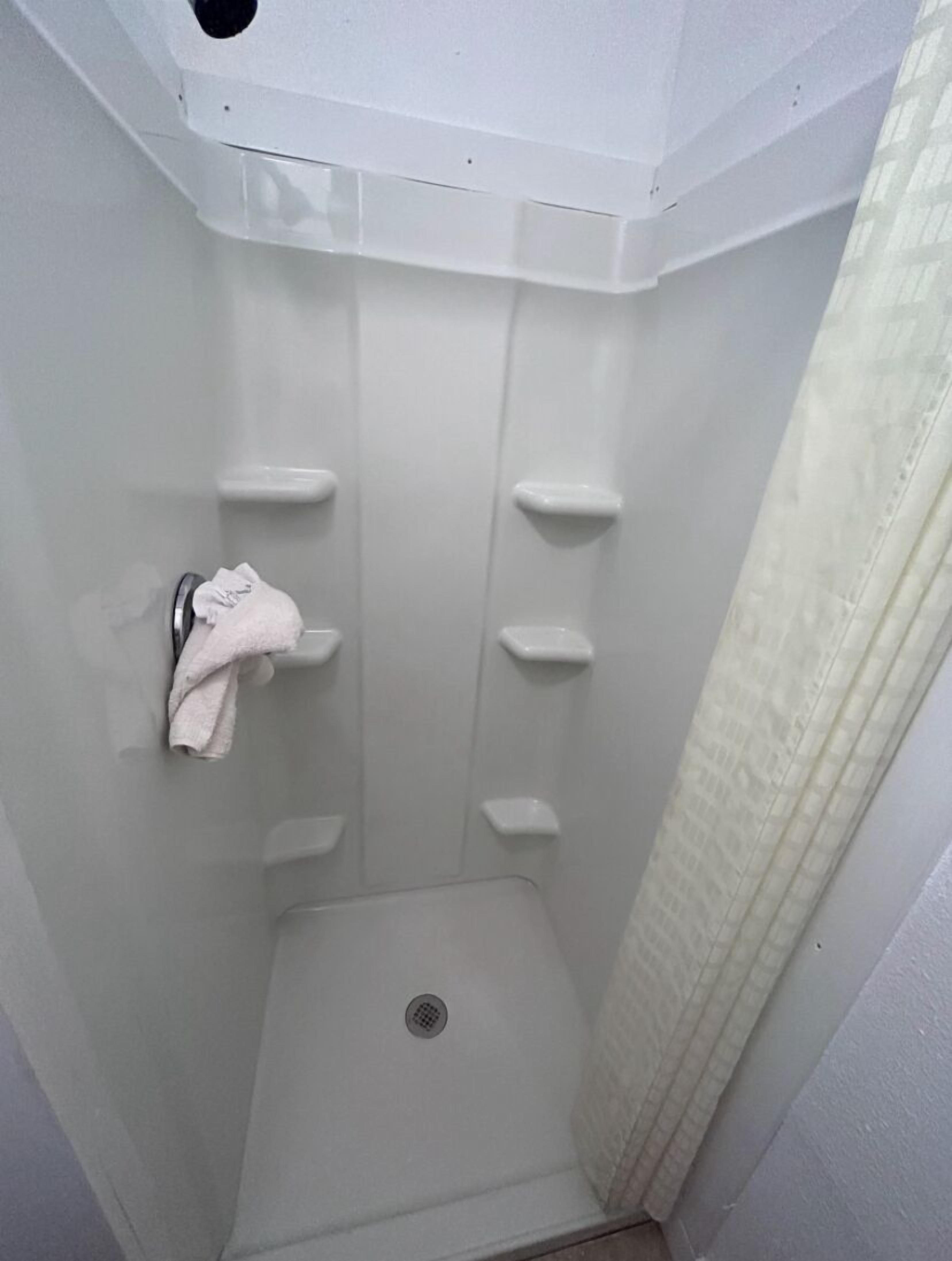 Basic Double Room, 2 Double Beds | Bathroom | Free toiletries, towels