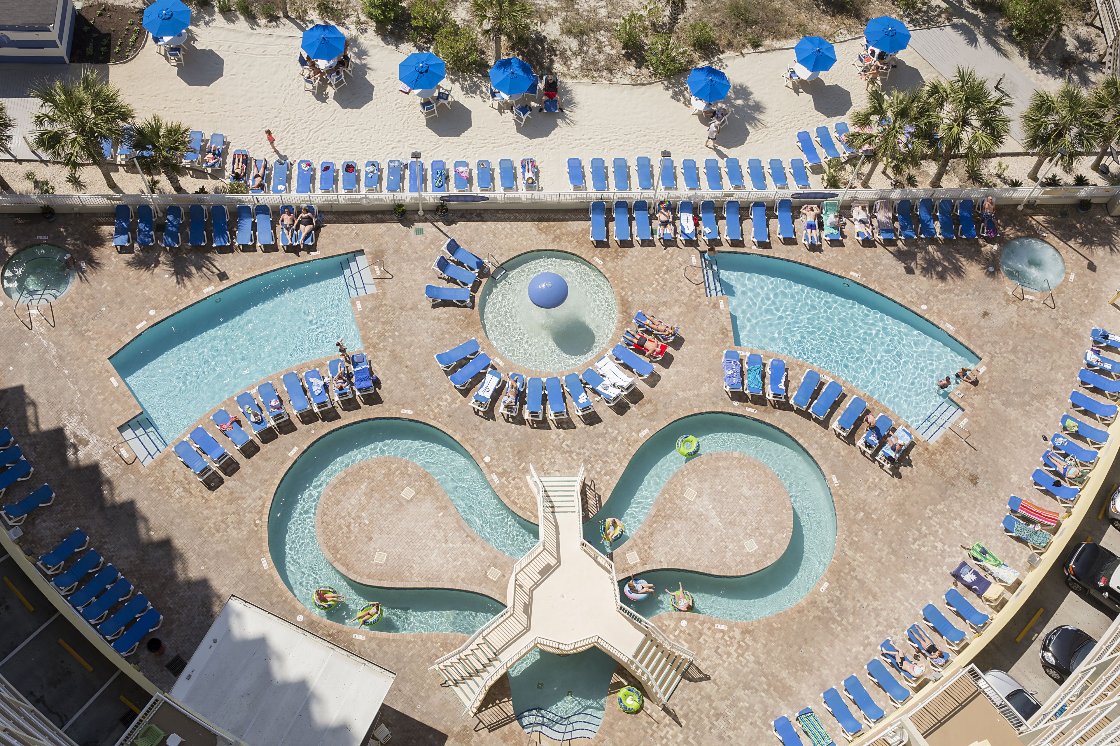 室內泳池、2 個室外泳池；08:00 至 22:00 開放；泳池傘、躺椅