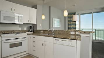 Full-size fridge, microwave, oven, stovetop