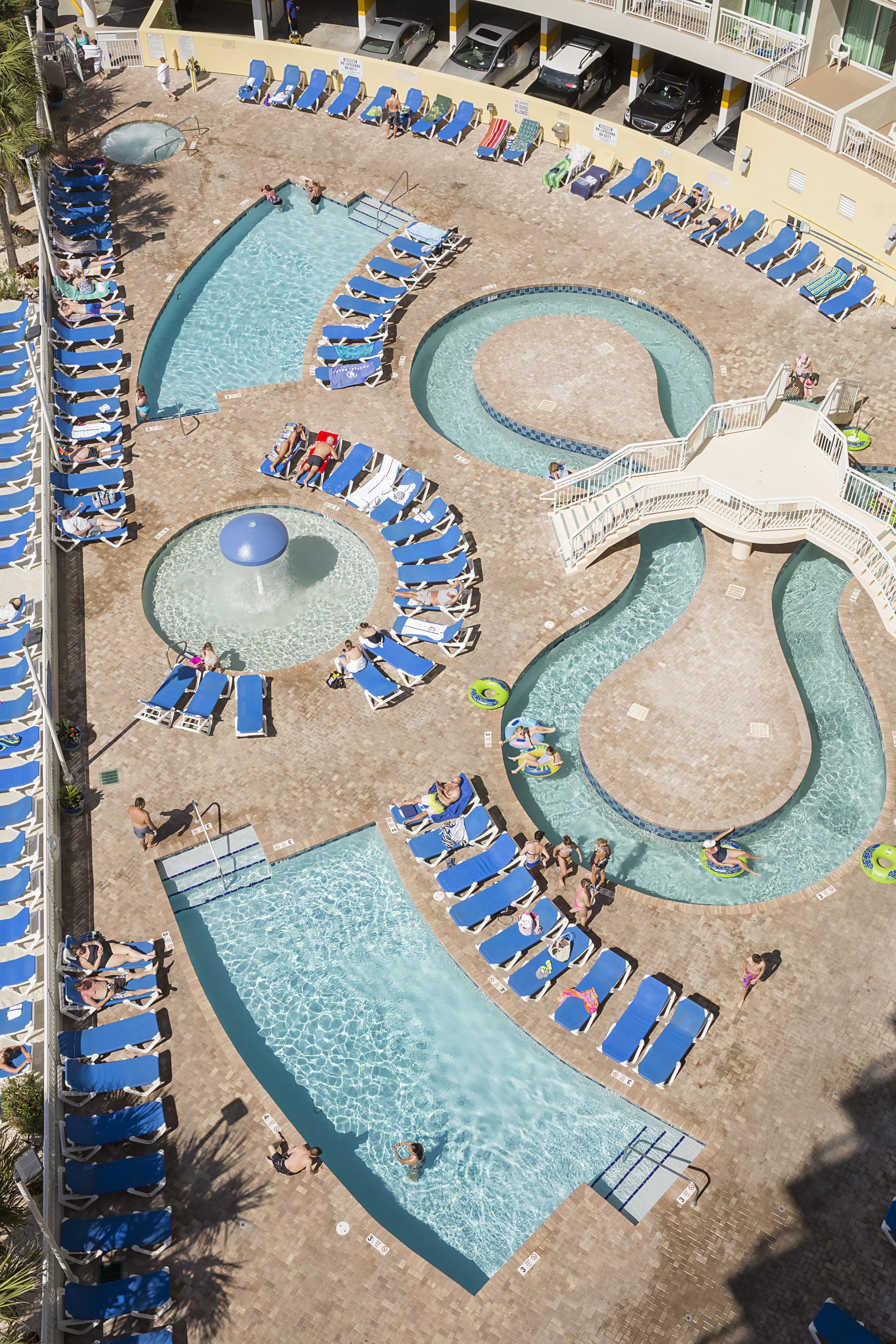 Piscina interna, 2 piscinas externas, guarda-sóis, espreguiçadeiras