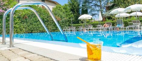 AuĂenpool, geöffnet von 08:00 Uhr bis 21:00 Uhr, Sonnenschirme